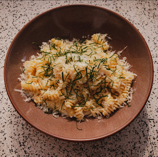 Fusilli con crema de queso de oveja y limon amarillo